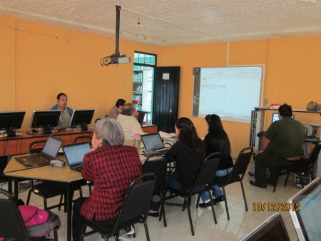 RECIBIENDO ASESORIA PARA EL AULA DE MEDIOS